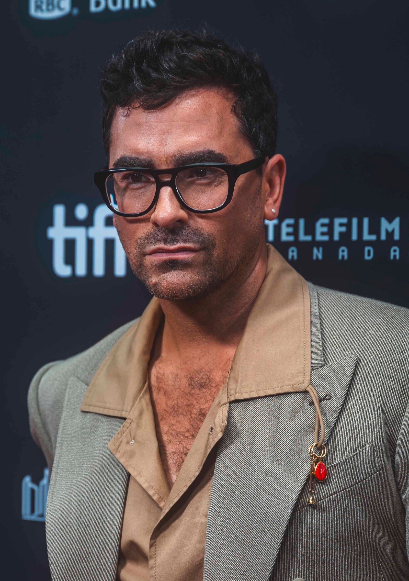 https://upload.wikimedia.org/wikipedia/commons/a/a7/Dan_Levy_at_the_2025_Toronto_International_Film_Festival_02_%28cropped_2%29.jpg